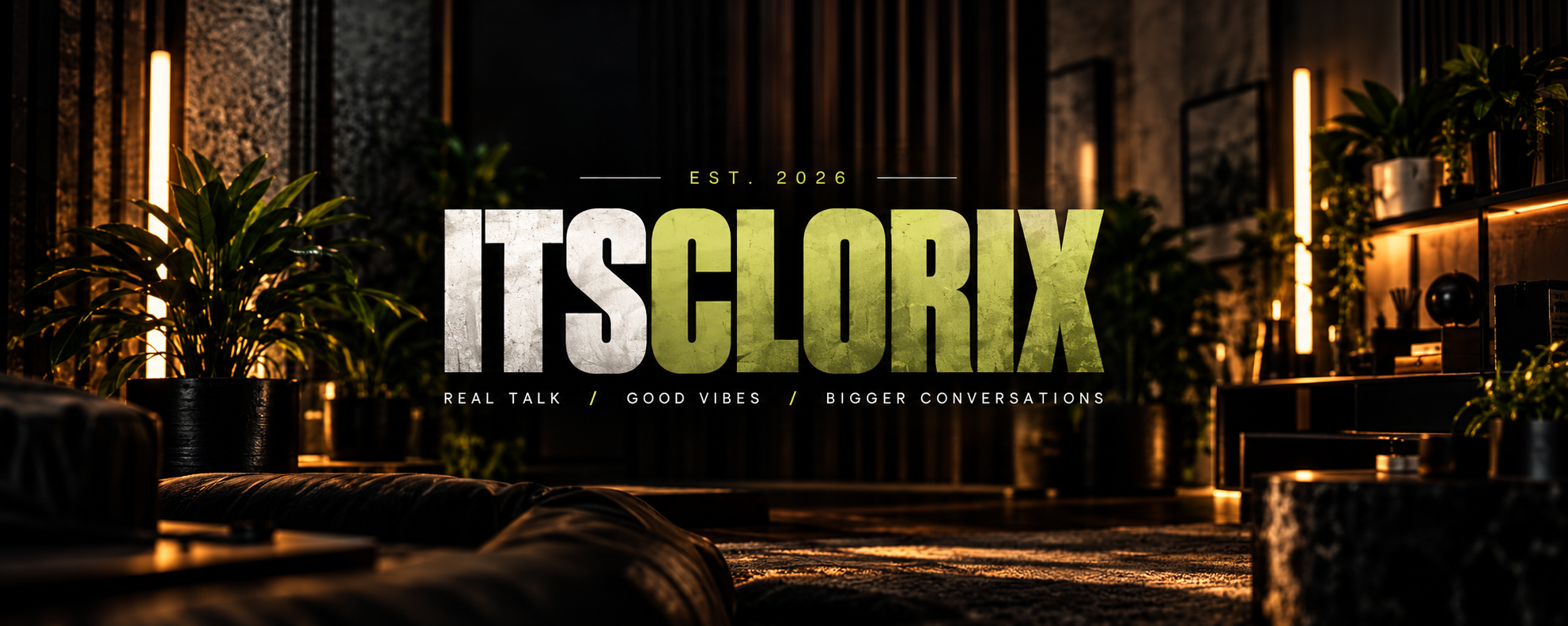 ItsCloriX – Real Talk, Good Vibes, Bigger Conversations. Dunkle Studio-Lounge mit warmem Licht und Pflanzen.